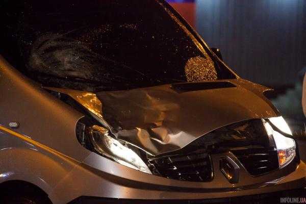 В Днепре на проспекте Б.Хмельницкого Renault насмерть сбил мужчину, перебегавшего дорогу. Фото, видео 18+