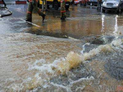 В Кропивницком затопило улицу после ремонтных работ коммунальщиков