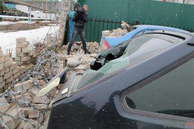 В центре Киева обвалился забор, повредив два автомобиля
