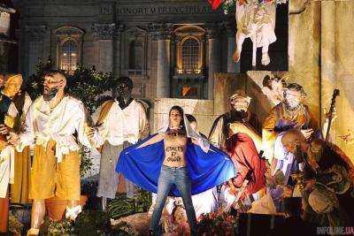 Femen шокировала Ватикан:голая выходка перед мессой Папы Римского
