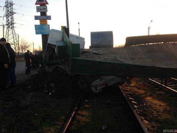 В Николаеве поезд врезался в КАМАЗ, пытавшийся проскочить переезд. Опубликованы фото