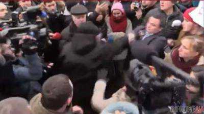 На главу полиции Киевской области набросились с кулаками. Опубликовано видео