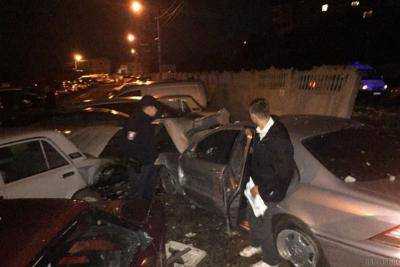 В Ровно водитель Mercedes повредил более 20 автомобилей.Фото