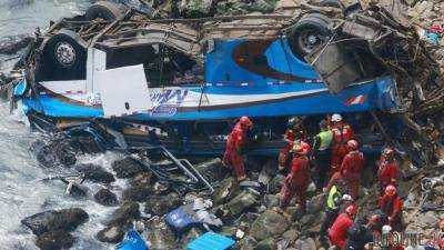В Перу автобус упал в пропасть, погибло не менее 36 человек