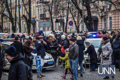 Полицейские в Рождество катали детей в служебной машине возле Софийской площади