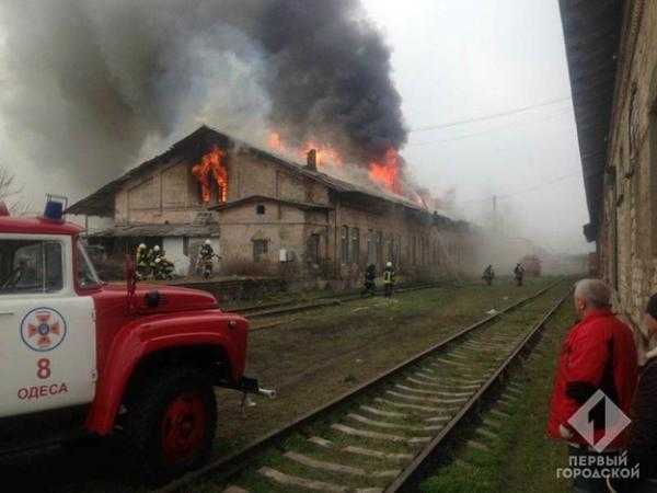 Масштабный пожар в Одессе: горят склады Укрзализныци