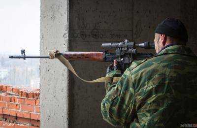 Украинских военных обстреливал снайпер боевиков