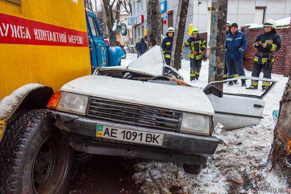 На проспекте Пушкина в Днепре "аварийка" вмяла «Таврию» в столб, пострадала девушка