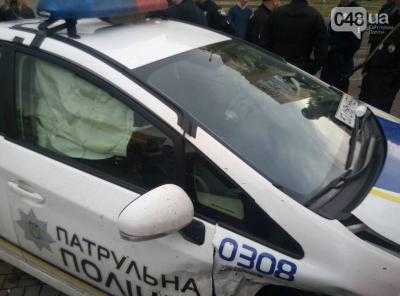 Во Львове водитель легковушки врезался в патрульное авто и скрылся