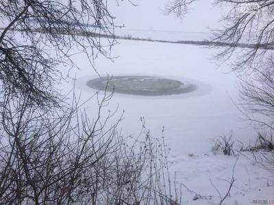 Смерть на воді: на Тернопільщині автомобіль з чоловіками провалився крізь лід