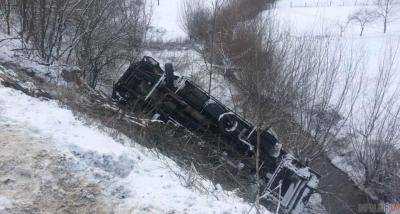 На Тернопільщині водій перевищив швидкість і злетів у прірву. Фото