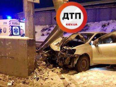 ДТП в столице: автомобиль врезался в отбойник