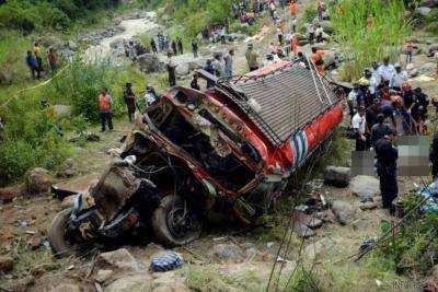 В Гватемале пассажирский автобус упал в пропасть: 15 человек погибли