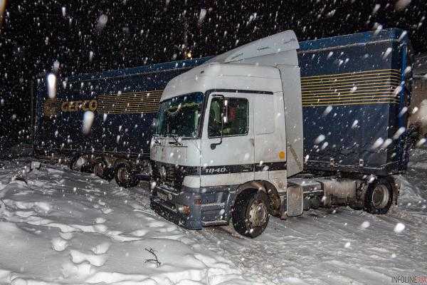 ДТП в Днепре: фуру занесло из-за снега