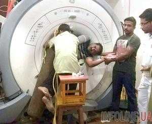 В Индии мужчина умер из-за магнитного притяжения МРТ