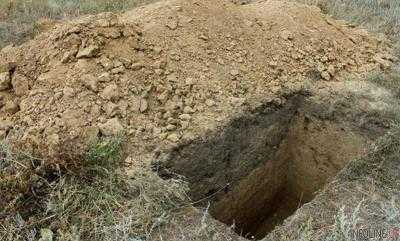 Вандалы раскопали могилу и устроили застолье рядом с гробом