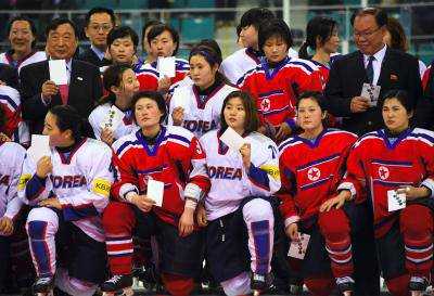 Объединенная сборная Кореи по женскому хоккею провела первый в истории поединок