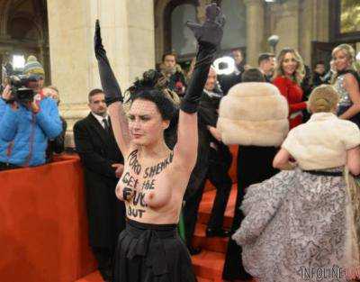 Femen устроили акцию протеста против Петра Порошенко в Вене