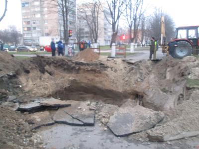 В Киеве прорвало трубопровод: просел асфальт