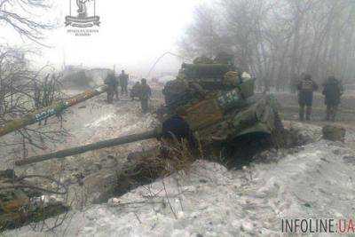 Один сгорел, а другой перевернулся: боевики потеряли два танка на Донбассе