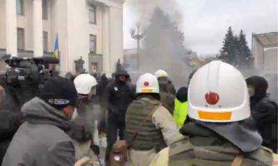 Столкновение между митингующими и правоохранителями произошло под ВР