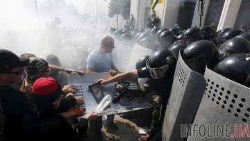 Столкновение под ВР: митингующие бросили взрывпакеты, есть задержанные