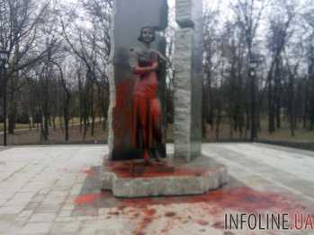 В Харькове неизвестные раскрасили памятник героям УПА