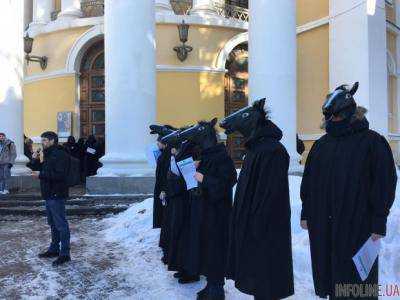 Центр Києва заполонили люди в чорному: кадри того, що відбувається