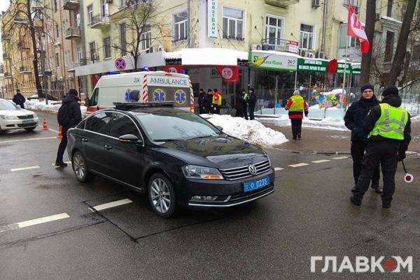 У центрі Києва президентський кортеж збив людину. Фото