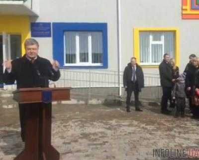 В Ровенской области за спиной Президента упала сосулька