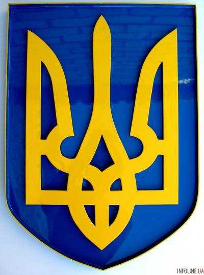 Сожжение герба Украины в Тернополе: мать выдворенного поляка привезла новый трезубец