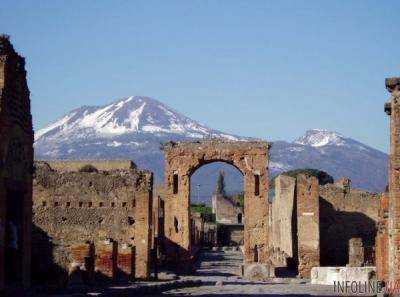 В итальянском городе Помпеи турист повредил старинную мозаику ради фото