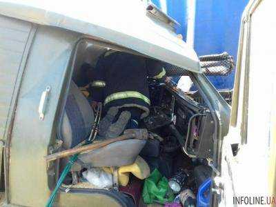 В Херсонской области произошло ДТП с участием двух грузовиков: водителя пришлось "вырезать" из кабины