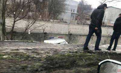 В Одессе патрульный автомобиль упал с моста, пострадали двое полицейских