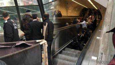 Ступени эскалатора внезапно рухнули вниз, зажевав пассажира метро. Шокирующее видео