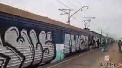 Под Днепром остановили поезд и совершили акт вандализма.Видео