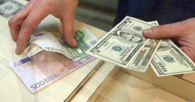 Доллар и евро в обменниках за день подешевели