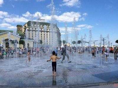 Супруги украли бронзовую плитку из фонтана в Киеве