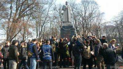 Море «крови» и полиции: в центре Киева драка, газ и атака на голову Оппоблока