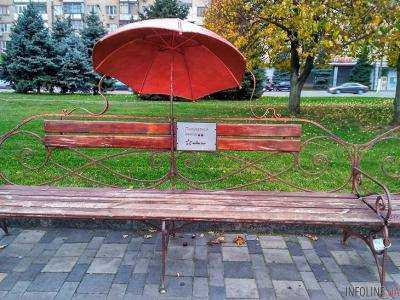 Мэри Поппинс по-днепровски: на набережной мужчины украли железный декоративный зонт