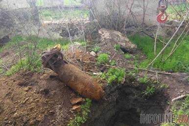 В Днепропетровской области посреди поля нашли фугасную авиационную бомбу