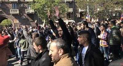 Протесты в Армении: к активистам присоединились военные