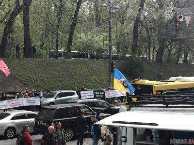 В Киеве штурмуют Кабмин, дороги в центре перекрыты: начались переговоры