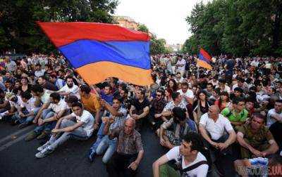 Протесты в Армении: страна парализована, аэропорт перекрыт, поезда заблокированы