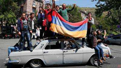 Стрельба в Ереване, где продолжается революция: «скорые» увозят раненых