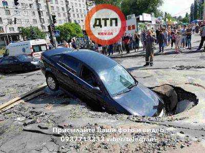 В центре Киева под асфальт провалилась машина