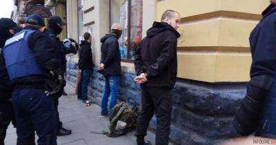 В центре Киева задержали молодых людей с газовыми баллончиками