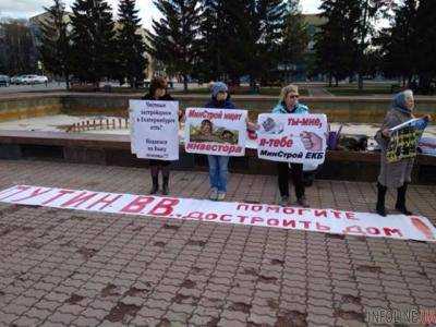 Что вы с нами делаете: россияне упали на колени перед Путиным, кадры невиданного позора