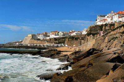 Пытались сделать селфи: в Португалии двое туристов сорвались с 30-метровой высоты