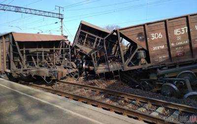 В Днепре грузовой поезд во время движения сошел с рельсов